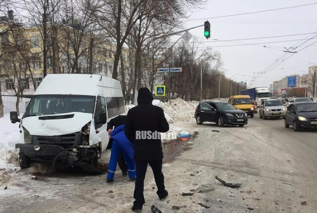 Момент ДТП с маршруткой в Уфе попал на видео 