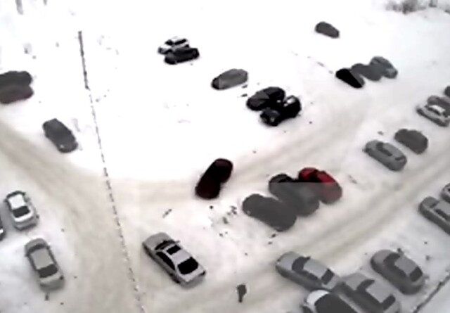В Челябинской области «взбесившаяся» легковушка сминала и крушила автомобили на парковке