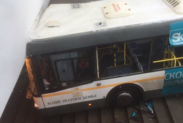 Автобус въехал в подземный переход в Москве. Погибли 4 человека 