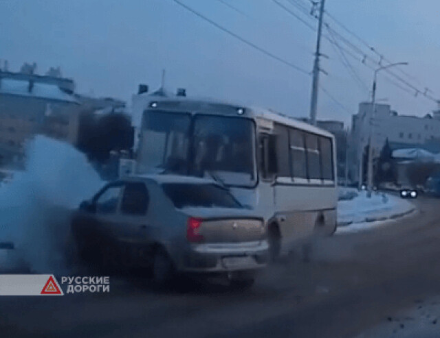 Легковой автомобиль занесло под автобус в Белгороде 