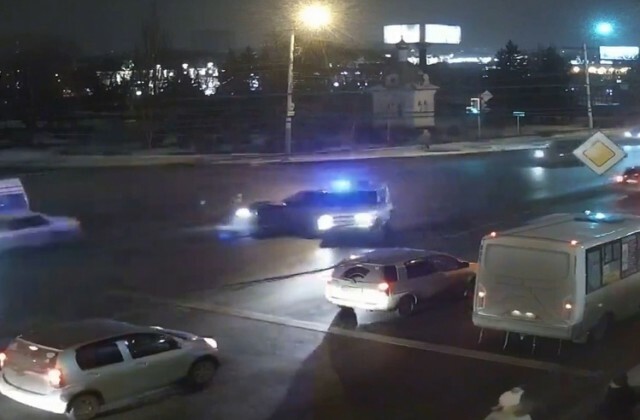 В Омске полицейский УАЗ столкнулся с BMW. Видео