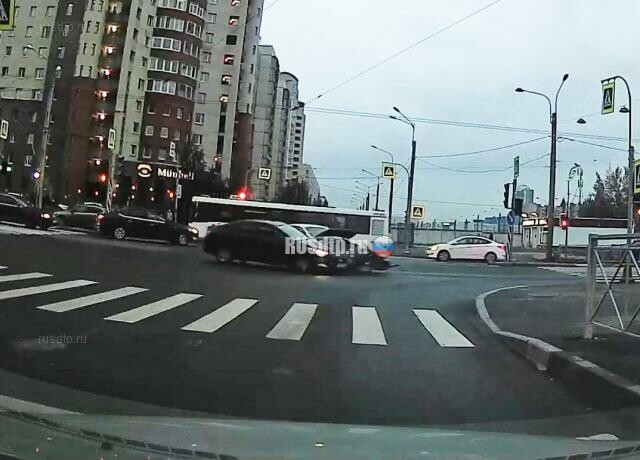 ДТП на перекрёстке Комендантского и Шаврова