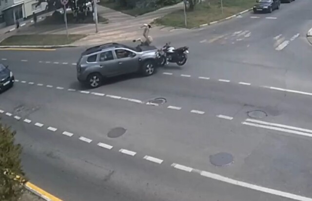 Водитель автомобиля не пропустил мотоциклистку на перекрестке в Белгороде