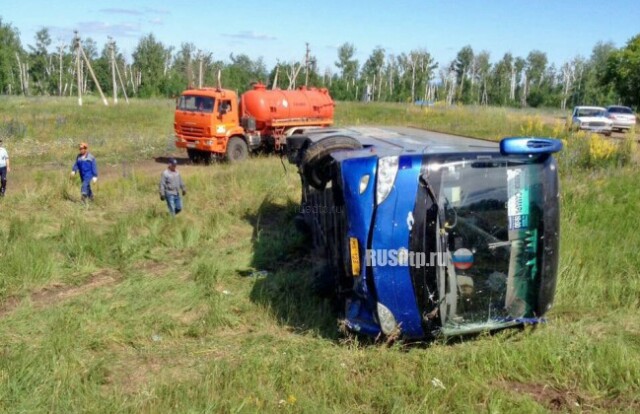 В Татарстане в кювет опрокинулся пассажирский автобус 