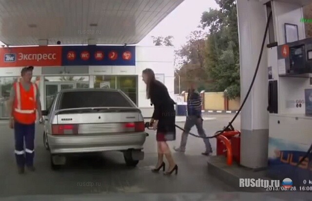 Девушка на заправке 