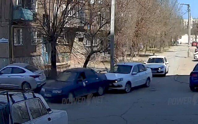 Глупое ДТП в Волжском: водитель «десятки» двигался задним ходом 