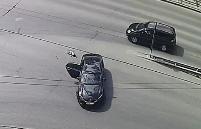 В Петрозаводске во время движения из машины выпал ребенок