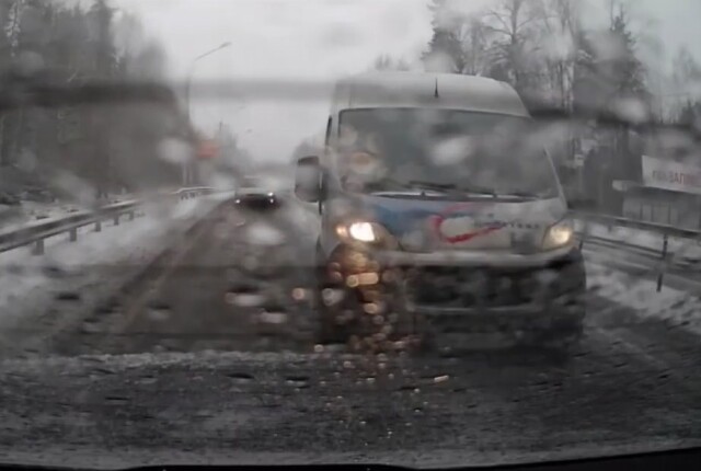 «Ехал как обычно, никого не трогал»: видеорегистратор запечатлел момент ДТП на Выборгском шоссе 
