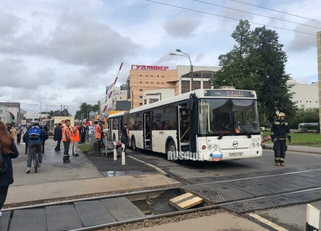 Автобус сложило в «гармошку» в результате ДТП в Петербурге. ВИДЕО 
