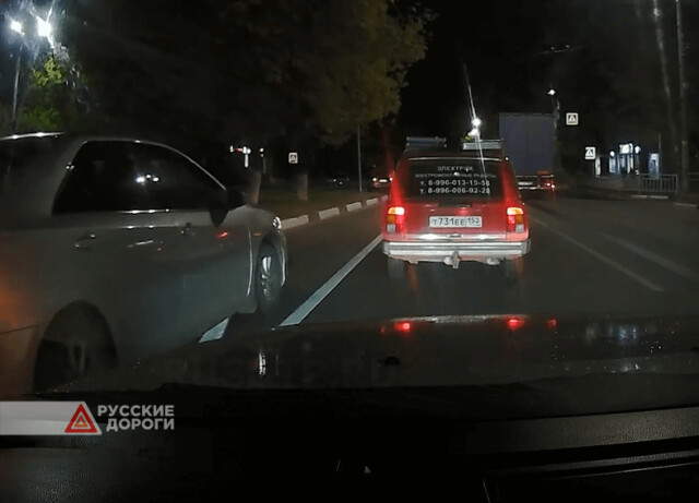 Наглый нарушитель на Toyota Camry пытался опередить слева