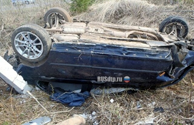 Водитель и пассажир погибли в перевернувшемся BMW в Свердловской области 