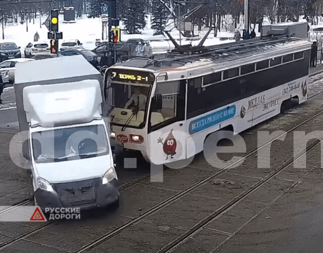 «Газель» столкнулась с трамваем на перекрестке в Перми