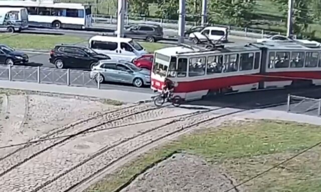 Велосипедист столкнулся с трамваем в Калининграде