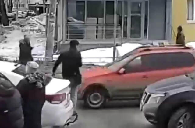 Конфликт в Казани: пешеход с перцовым баллончиком напал на водителя и разбил стекло машины 
