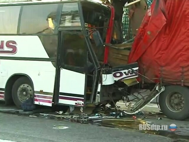 Автобус с челноками врезался в стоящую фуру 