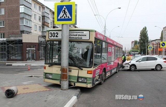 Подбила автобус 