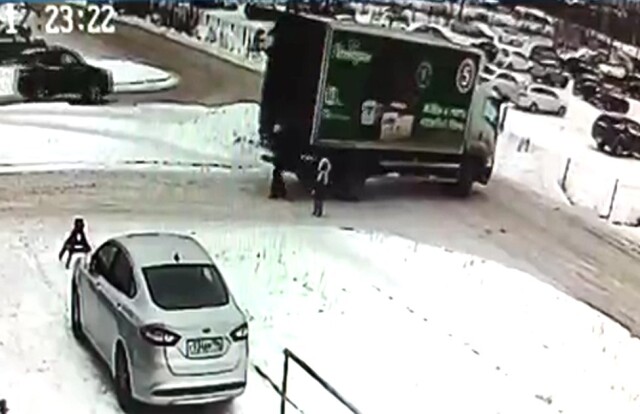 В Екатеринбурге грузовик сбил женщину с двумя детьми