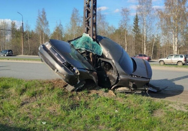 Легковой автомобиль намотало на столб на Ключевском шоссе в Петрозаводске