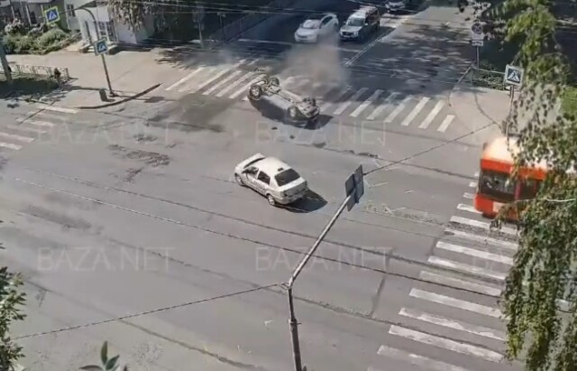 В Вологде женщина за рулем кроссовера проехала на красный и попала в ДТП