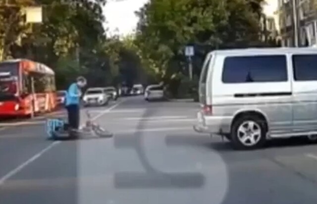 В Калуге курьер на электровелосипеде въехал в минивэн