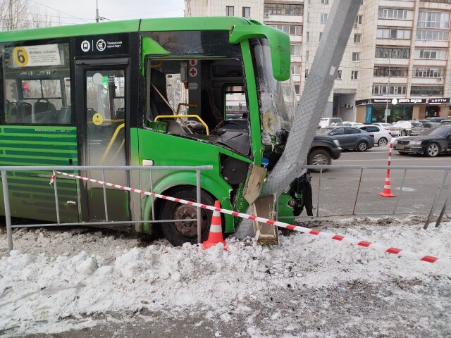 Автобус врезался в столб в Тюмени: пострадали 10 человек 