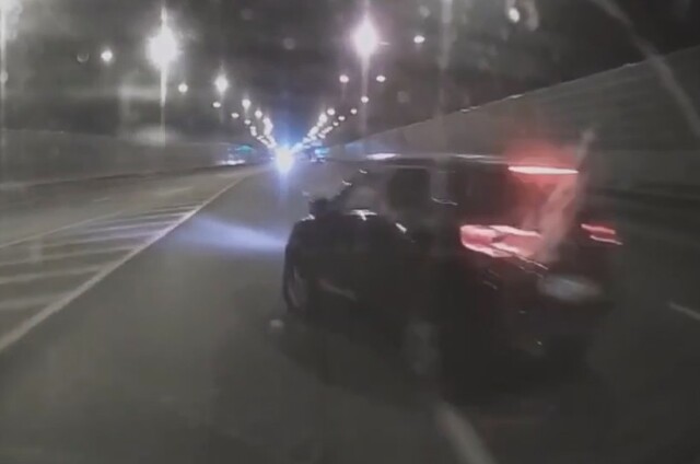 «Пытался развернуться из средней полосы»: фургон и кроссовер столкнулись под Петербургом 