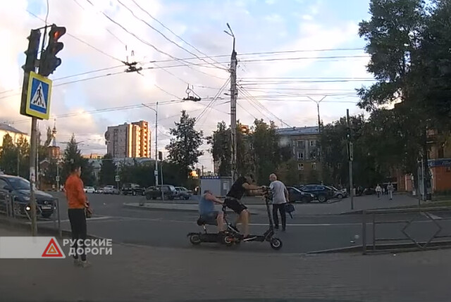 Два электросамоката столкнулись в Кирове