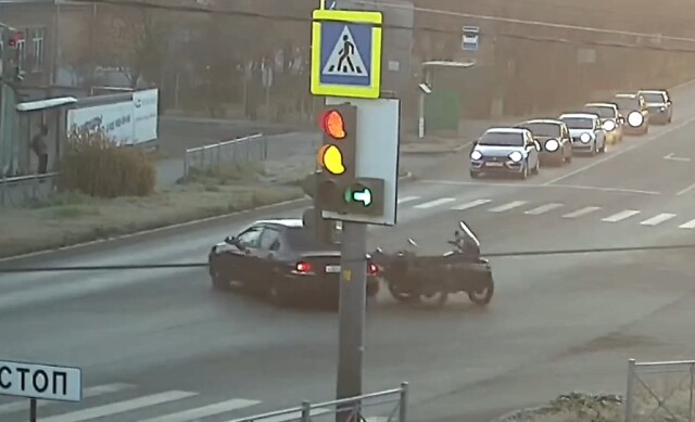 В Каменске-Уральском водитель автомобиля  проехал на красный и столкнулся с мотоциклом