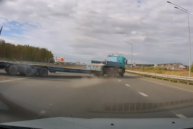 Под Челябинском автомобиль едва не столкнулся с грузовиком