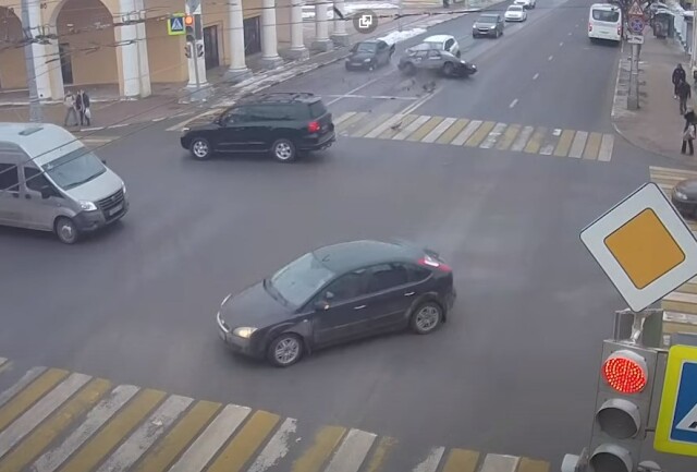 В Рязани водитель «девятки» пытался проскочить перекресток и попал в ДТП
