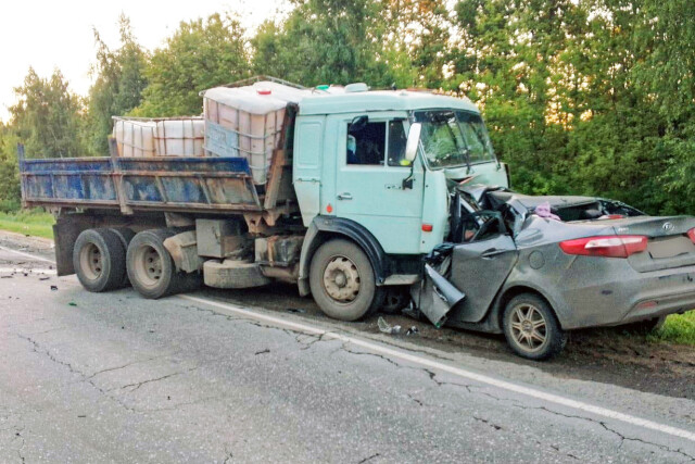 КАМАЗ и легковой автомобиль лоб в лоб столкнулись под Липецком: погибли 3 человека 