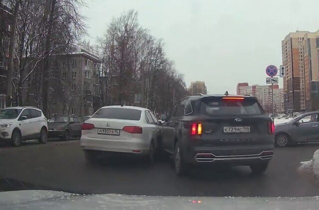«Пытался развернуться и не посмотрел в зеркала»: Kia и Volkswagen столкнулись в Петербурге 