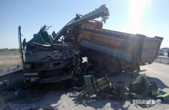 Более 10 человек погибли в лобовом столкновении грузовика и автобуса 