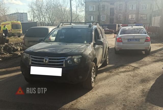 В Кирове Renault Duster сбил двух женщин 