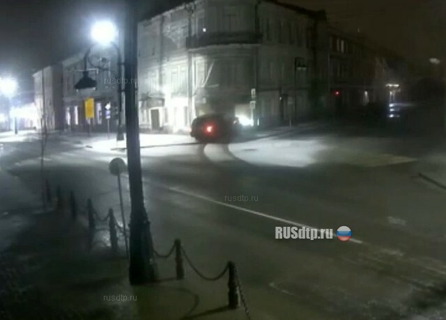 Внедорожник врезался в стену здания в Рыбинске