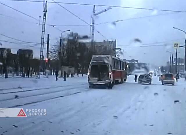 «Газель» столкнулась с трамваем в Магнитогорске