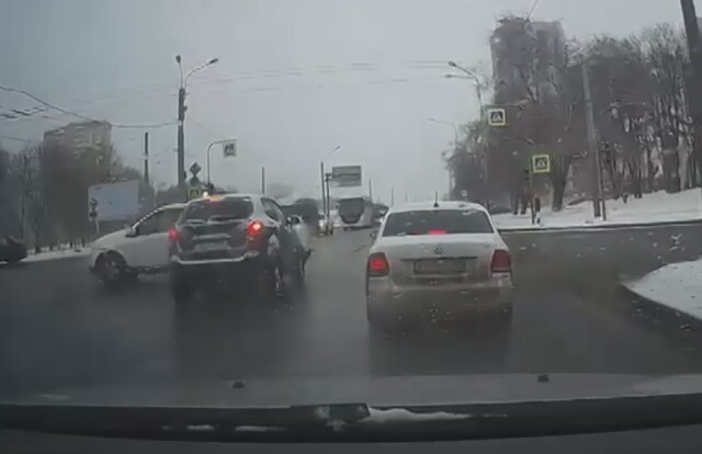 Любитель проскакивать на красный попал в ДТП на перекрестке в Петербурге