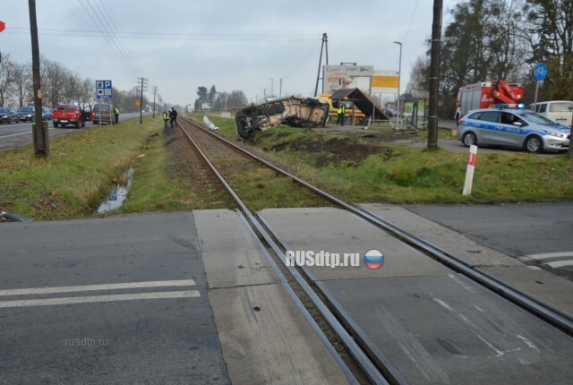 В Польше поезд на огромной скорости разорвал «Фольксваген» 