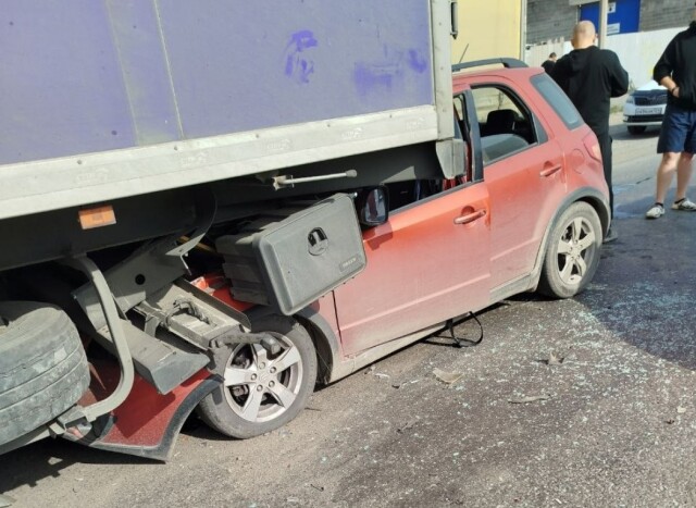 Момент ДТП в Ачинске: женщина на Suzuki врезалась в попутную фуру 