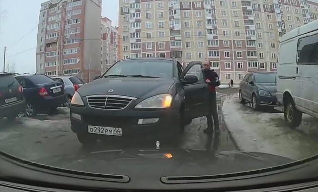 Два водителя с трудом разъехались в одном из дворов Костромы