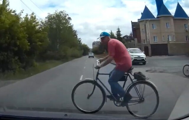 В Челябинске автомобиль едва не сбил велосипедиста 