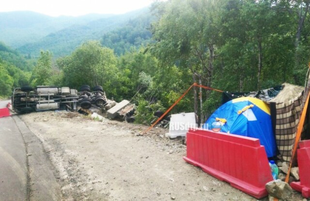 Дальнобойщик 5 дней живет в палатке возле разбитой фуры на Байкале 