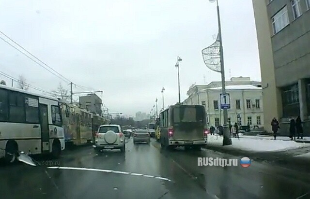 В Екатеринбурге автобус въехал в трамвай