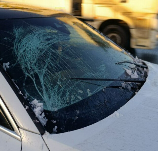 Ледяная глыба упала на легковой автомобиль на трассе М-7 «Волга» в Чувашии 