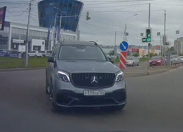 В Красноярске водитель «Мерседеса» хотел проехать на красный и попал в ДТП 