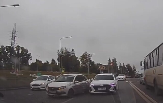 Chery и Lada не поделили полосу в Нижнем Новгороде