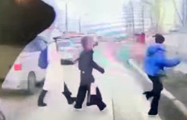 В Иркутске подростки перебегали дорогу на красный и попали под машину 