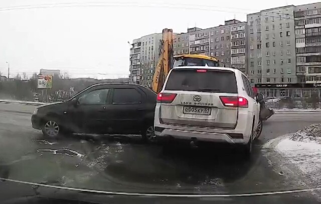ДТП на Кольском проспекте в Мурманске: водитель экскаватора не смог затормозить 