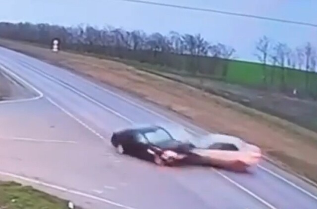 «Поворачивал налево и не пропустил»: два автомобиля и автобус столкнулись в Ростовской области