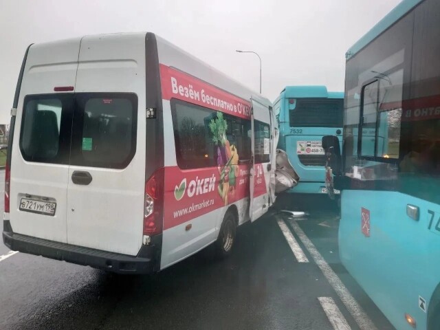 «Случился инсульт»: микроавтобус врезался в два автобуса на Пулковском шоссе в Петербурге 